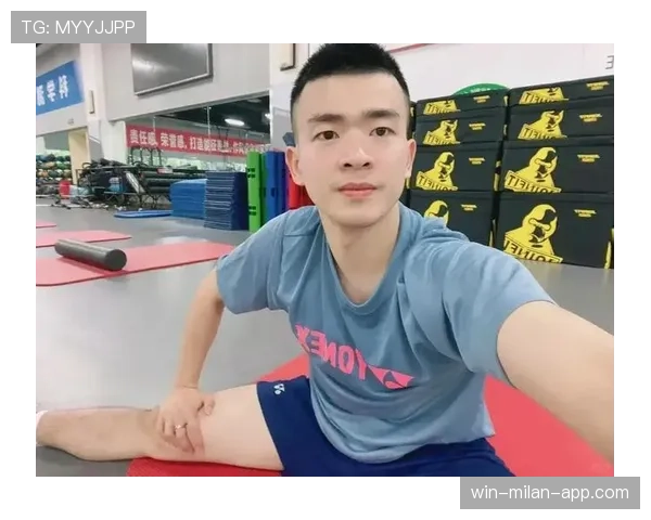 郑思维训练完直接啃鸡腿，这自律和放纵切换得也太丝滑了
